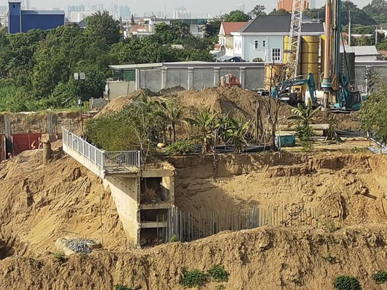 ឈ្មួញមានលុយមានអំណាច កំពុងចាក់ដី បុកគ្រឹះសាងសង់សំណង់រឹងរំលោភចូលផ្ទៃទន្លេយ៉ាងអណាធិបតេយ្យ នៅសង្កាត់ព្រែកថ្មី ខណៈអាជ្ញាធរឆ្លើយថាអត់ដឹង