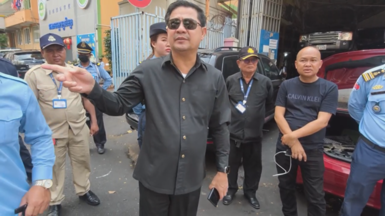 ទីបំផុត ! ជំងឺកកស្ទះចរាចរណ៍រ៉ាំរ៉ៃនៅផ្លូវលេខ១៥៦ ត្រូវបានដោះស្រាយ ខណៈមហាជនរង់ចាំមើលពីប្រសិទ្ធភាពចំណាត់ការរបស់អាជ្ញាធរខណ្ឌ៧មករា!