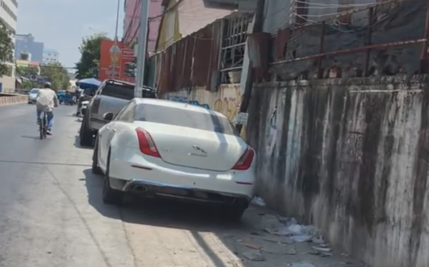 ចុម! បើកយានដ្ឋានជួសជុលរថយន្ត តែបែរជាយករថយន្តអតិថិជនមកចតតម្រៀបគ្នា បិទផ្លូវអស់មួយចំហៀងបែបនេះ តើអ្នកធ្វើដំណើរទូទៅបានផ្លូវណាជិះ?