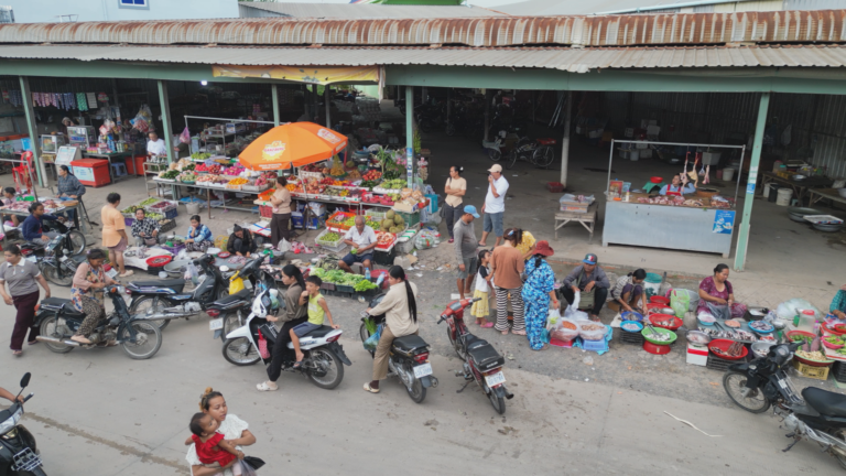មិនធម្មតាមែន! ម្ចាស់ផ្សារហ៊ានយកលុយអាជីវករលក់លើផ្លូវរដ្ឋពី៣ពាន់ដល់៧ពាន់រៀល ហើយបោះពាក្យសម្តីមុខអាជ្ញាធរថា លក់មុខកន្លែងខ្ញុំ ត្រូវតែយកលុយអញ្ចឹងហើយ