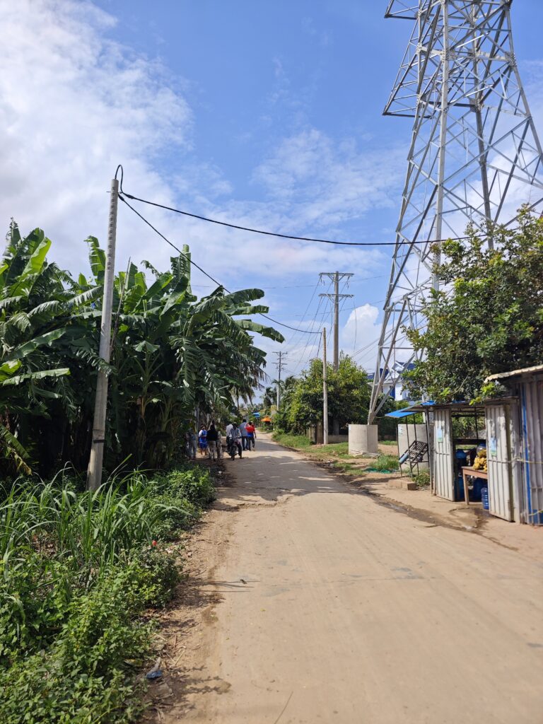 តើការសាងសង់បណ្តាញអគ្គិសនី២២គីឡូវ៉ុល ពីលើលំនៅដ្ឋាន បង្កហានិភ័យដែរឬទេ? ខណៈពលរដ្ឋ១២គ្រួសារចេញមុខតវ៉ាឱ្យរុះរើបន្ទាន់