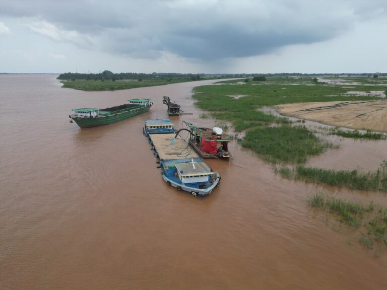 មេឃុំគគីរធំភូតកុហកថ្នាក់លើការពារបទល្មើសចាក់ខ្សាច់សង់កំពង់ផែនៅភូមិពោធិ៍មៀវ ខណៈខេត្តចេញបញ្ជាបិទបន្ទាន់!